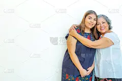 母亲满怀爱意地拥抱着女儿