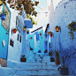 在非洲摩洛哥的舍夫沙万，同样是一个填满不同深浅的蓝与白的城市，据说是因为1930年移居到此的犹太难民把蓝色视为天空和天堂的颜色，同时也是和平的象征。穿巡在大街小巷，尽情地感受下建筑里充满着的西班牙风情吧（ins：zachmilne ​​​​） ​​​​