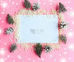 圣诞组成。白色空白模型和粉红色背景上的圣诞装饰。圣诞节，冬天，新年的概念。平铺，俯视图，拷贝空间