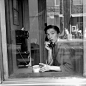 September, 1956, New York, NY | Vivian Maier-薇薇安迈尔（Vivian Maie）（1926年2月1日- 2009年4月21日），美国业余街头摄影师， 出生在纽约 在法国长大，后回到美国，一个在芝加哥工作了40年的保姆 她的作品仍然是未知的，直到他们被一个当地的历史学家，约翰马鲁夫在2007年发现的。

