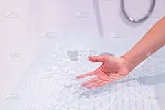 一个女人在检查水温。