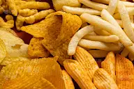 许多脆脆的零食食品，薯片咸味。快餐或垃圾食品零食不健康的概念。