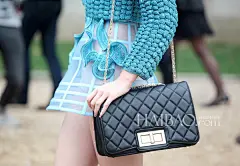 【图】明媚而柔和、清新又养眼！欧美型人穿婴儿蓝服饰街拍合辑：谁说只有“粉”嫩嫩，蓝色照样娇滴滴！_第17页_欧美街拍_海报时尚网