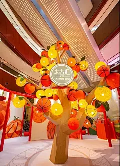 广州太古汇春节“手鞠”主题展 : 广州太古汇隆重启动“金鞠满堂，美意传扬”2020年新春系列活动，首次以手鞠为主题，并结合广州市民逢春节逛花街的习惯，打造出“手鞠花街” 创意艺术空间