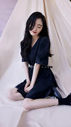 杨幂黑色裙子绝美壁纸，高清4K分辨率2160x3840，手机壁纸一键下载