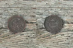 木材背景上的古印度铜币