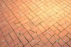 砖平台旁边的海滩和日落