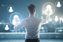 在管理的人形图标的屋顶上背人观点。人力资源概念