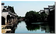小桥流水 古镇南浔
楼房为传统的乌瓦粉墙,形成由轻巧通透的卷洞门组成的骑楼式长街。最集中的一段是河东岸的莲花桥到长桥，房屋较为整齐，密密扎扎地布满了河岸。白墙、青瓦、沿廊、河埠、花墙、卷门、廊檐、河水流淌,船只往来，呈现出一派典型的江南水乡特有的风光，轻巧通透,洋隘着水乡居居的灵气。