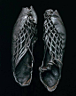 一具男性沼泽湿尸/酸沼木乃伊身上的皮靴，非常错综复杂的镂空设计，大约死于2300年前，发现地为德国的达门多夫Damendorf。我猜测这个可能是一种古老的维京皮靴～ ​​​​