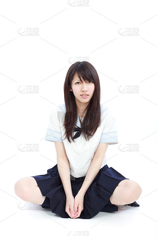 日本人,女高中生,日本校服,盘着腿坐,垂直画幅,青少年,夏天,青年人,女生,二郎腿