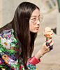 #倪妮# 作为品牌大使，拍摄了Gucci 2018春夏全新眼镜形象大片，吃着冰淇淋，漫步于阳光明媚的洛杉矶滨海步道，满满的少女情怀。️️ ​​​​