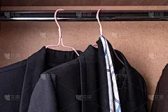 女职业装挂在衣柜里的衣架上。