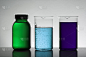 实验瓶中的液体。科学的生化实验室。五颜六色的液体。在白色的背景上，一组瓶子被孤立。试管。