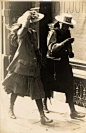 【二十世纪初，伦敦接头被街拍的姑娘们(秋)】看衣服，年龄都不大。