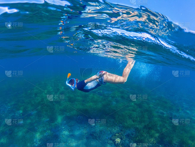 浮潜女子潜入海底。戴着面罩的浮潜女孩。素材-花瓣网