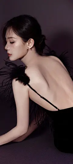 李一桐穿搭壁纸，一组美背美图集...@老男人笔记的动态