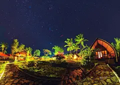 【星游记】北纬1度，去美娜多潜水，去Bromo拍星 : 要问17年底到18年初哪部电影最火？ 用17亿票房打败《芳华》、《妖猫传》、《星球大战》等一众大片的小成本电影《前任3》，绝对当然不让地坐上冠军宝座！ 而电影女主角治疗情伤的原始海岛美娜多，也用它呈现在大银幕上