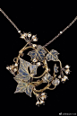 René  Lalique，19世纪末“新艺术运动”中最才华横溢的珠宝设计家，20世纪“装饰艺术运动”中最伟大的玻璃设计者。从小随父母到处旅游，对自然充满兴趣，他的设计作品充满了大自然的美态，当你看到梦一般朦胧的磨砂水晶，刻有裸体女像、卷曲蜥蜴、花卉植物以及亦真亦幻的昆虫的图案，