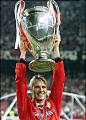 2、1998-99赛季，曼联2-1拜仁慕尼黑
当时的曼联处于巅峰状态，在冠军杯决赛开始之前，曼联已成功获得英超联赛和足总杯冠军。如果“红魔”拿下冠军杯，那弗格森的球队将成就三冠王。在压力之下，曼联在与拜仁的决赛中表现并不算出色。依靠巴斯勒的进球，拜仁在比赛大部分时间里占据领先。然而就在比赛最后三分钟，奇迹发生了，先是谢林汉姆追平比分；而就在比赛即将进入加时赛之际，索尔斯克亚攻入锁定胜局一球。曼联神奇逆转，“红魔”站上欧洲之巅。