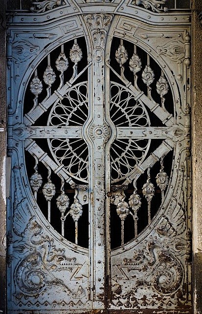 Dragon Doors, Budape...