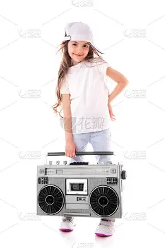 年轻的嘻哈女孩听音乐的立体声复古收音机，贫民窟的放炮，孤立的白色背景