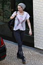 当地时间5月28日，《X战警》女演员詹妮弗·劳伦斯 (Jennifer Lawrence) 抵达在柏林下榻的酒店，银幕上的酷炫“魔形女”生活依旧“大喇喇”