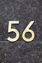 56号，石头墙上的金属房号