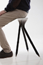 【B+ 竹凳】来自香港的设计师 edmond wong 与 3D 打印公司 stsratasys 合作，将回收的竹子与3D技术结合，设计出一款非常优雅的竹凳。3D打印制作出凳子柔软的坐垫和腿脚，与竹子进行组装，拆卸也非常方便。