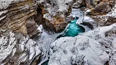 玉骨冰肌天所赋  | 必应壁纸｜必应美图 : 玉骨冰肌天所赋 ,阿萨巴斯卡河的水来自于位于贾斯珀国家公园的哥伦比亚冰原。在冬季，加拿大落基山脉气温骤降，但这并不意味着公园就关闭了。万马奔腾的阿萨巴斯卡瀑布此时已结冰，呈现出和夏天不一样的景观，对于攀岩和滑雪的人来说，这里是世界级