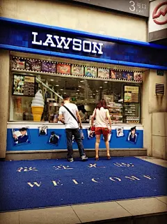 哈哈居然发现一间柯南罗森主题店 店内店外的墙壁上都是名侦探柯南的海报 貌似还在合作卖手伴和各种周边 罗森的蓝色新店招好好看！,escaper