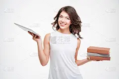 女性在平板电脑和纸质书之间做出选择