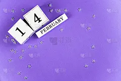情人节的紫色，以淡紫色为时尚背景的万年历白色块配上2月14日的日期，散落着一颗银色的星星。复制空间,