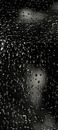 04812_夜晚十分阴雨绵绵雨滴滴落在透明的玻璃上面形成一个个小水珠自然风景素材设计.j.jpg