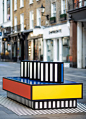 卡米尔 · 瓦拉拉将伦敦街道变成色彩缤纷的“城市起居室” : 法国设计师卡米尔•瓦拉拉沿着 South Molton Street 安装了长椅、花盆和旗帜，上面装饰着她标志性的彩色图案，把公路变成了瓦拉拉休息室。