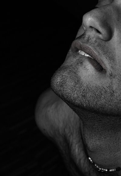 咬嘴唇的男人sosexy