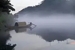想要一间小屋，一袖云，一川山，青雾缭绕山水间，竹荫葱葱亭林边，立池畔吹一季软风，淋满身飞花之映红，幽静闲来打坐，夜伴小楼听雨，残宵更漏，待至天明，擎伞独行，青衣石巷。#国史古风#