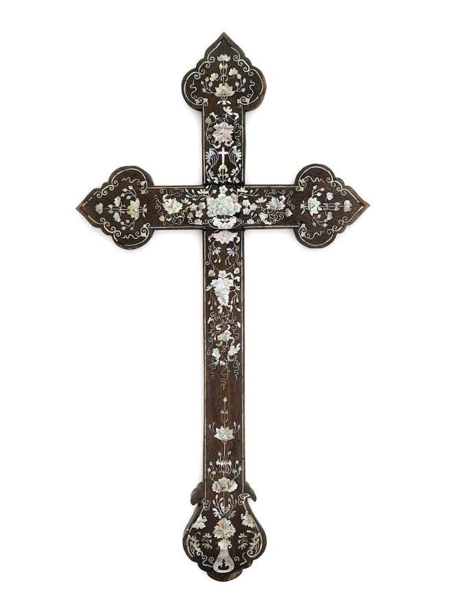 十九世纪 木胎螺钿卷草纹十字架