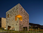 智利圣地亚哥的圣迭戈波塔利斯大学的楼by Duque Motta & AA