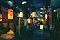 Masashi Wakui 拍摄的夜晚东京的街市，光效迷人。汤不热