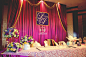 紫色的现代风巴洛克风格 By @1十1婚礼定制工作室 :  巴洛克风格是追求一种繁复夸饰、富丽堂皇、气势宏大、富于动感的艺术境界！婚礼上采用深紫色做主色调，宫廷式的拱门装饰，再加上丰富的层次感装饰，凸显主题的风格！
