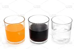 用玻璃杯喝。可乐、芬达、水