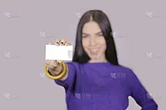 拿着一张空白名片的女商人