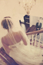 这张照片从楼梯顶部向下拍摄, 透过新娘的婚纱, 可以看到楼下等待的老父亲, 在等待着把女儿送上神圣的婚礼殿堂