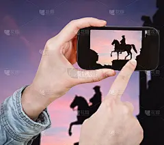 游客在玛丽亚·特蕾西亚纪念碑拍照