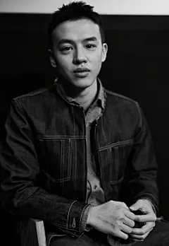 不少人被#电影红海行动#中的观察员李懂圈粉，那就分享一组@摄影宮 拍摄的@尹昉InFun 的专访图。林超贤最初因《火锅英雄》中的长镜头打斗戏注意到他，原本希望尹昉饰演比较活泼的通讯兵，但在见到他本人后，觉得他的年龄感更小，但实际年龄又并不太小，所以决定他来出演最有成长的角色李懂。 ​​​​