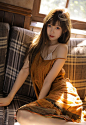 手拿放大镜的清纯漂亮黑直长发美少女居家阳光写真美照