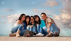 拉美人和西班牙裔人,家庭,车库,天空,青少年,少量人群,水平画幅,父母,美人,人群