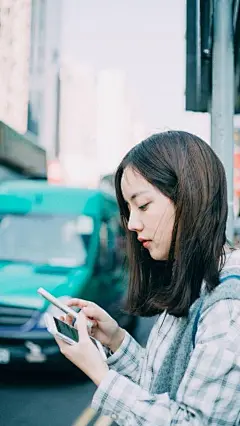 我想最美好的爱情
就是我洗完澡你帮我吹干湿漉漉的头发 
是天气变凉时你披在我身上的外套 
是我生日时你给我的每一份惊喜 
是你不嫌弃我的体重叫我多吃的唠叨 
是清晨你叫我起床夜里互道晚安的温柔。 ​​​​