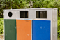 三种不同的彩色金属垃圾桶或容器，垃圾分类和回收概念